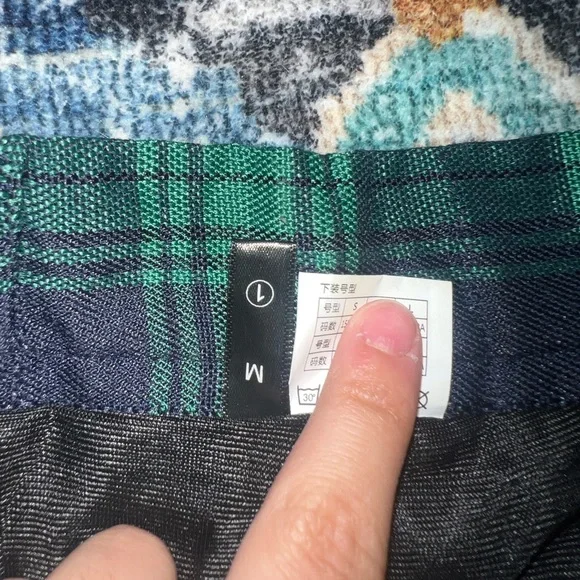 Green and Black pleated skirt - Picture 4 of 4